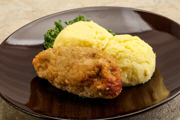Crispy chicken cutlet with mashed potato