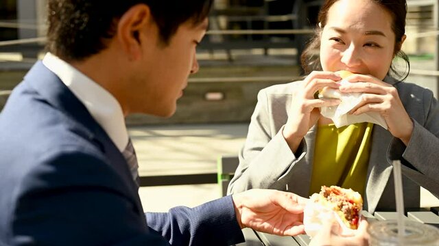 楽しそうにランチをする若い会社員の男女	