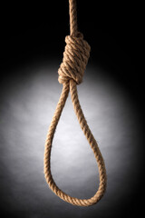 corda per l'impiccagione isolata su sfondo chiaro