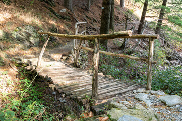 Pont en bois sur un ruisseau.