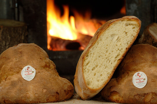 Altamura bread is a traditional bakery product from Altamura produced with re-milled durum wheat varieties grown in the territories of the municipalities of the Murgia.