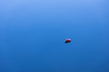水に浮かぶ空き缶