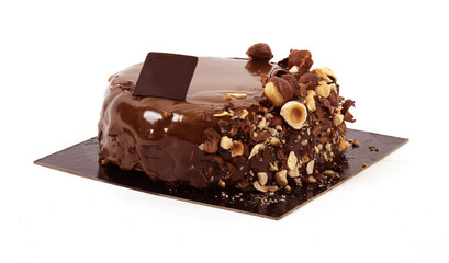 gâteau au chocolat et à la noisette sur fond blanc