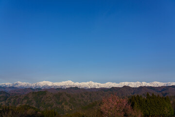 Fototapeta na wymiar 残雪の北アルプス　信州小川村