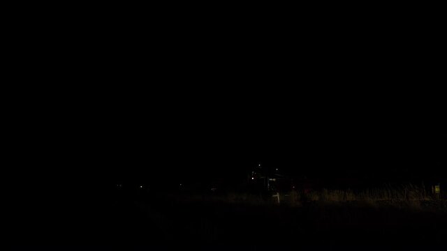 真っ暗闇の田園地帯　周りを照らしながら走り去る夜汽車（三重県紀北町　紀勢本線下りディーゼルカー）