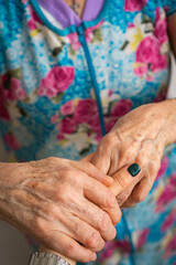 the hands of an elderly woman