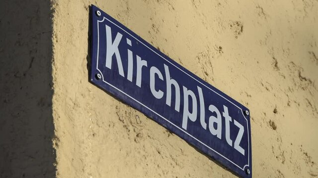 Kirchplatz Straßenschild