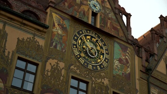 die goldene Uhr am Rathaus in Ulm