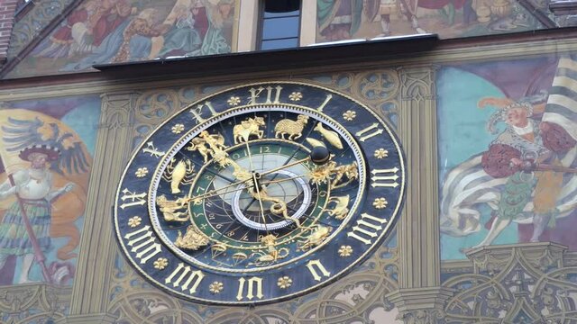 die goldene Uhr am Rathaus in Ulm