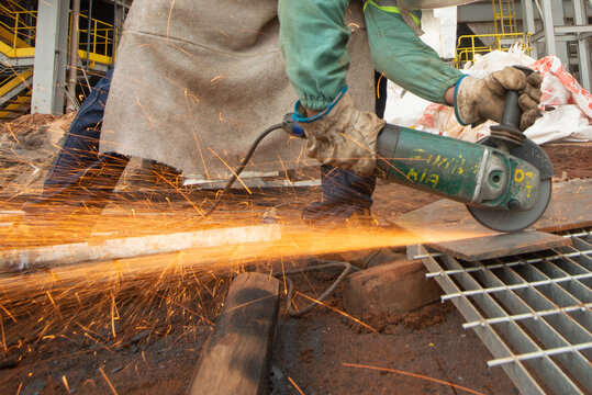 Corte de chapa de a&ccedil;o com esmeril de m&atilde;o e montagem de ind&uacute;stria. 