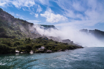 Fototapeta na wymiar dramatic and spectacular image of the Niagara Falls taken during summer.