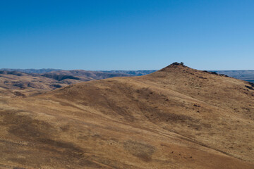 Fototapeta na wymiar Desert hill in in front of vast desert landscape 
