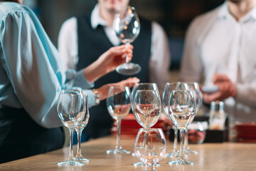 The restaurant staff learns to distinguish between glasses.