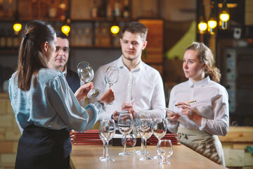 The restaurant staff learns to distinguish between glasses.