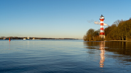 Leuchtturm Rissen Unterfeuer an der Elbe mit Elbstrand, Hamburg, Deutschland