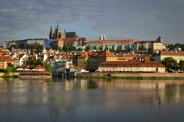 Fototapeta na wymiar Moldava y Castillo de Praga
