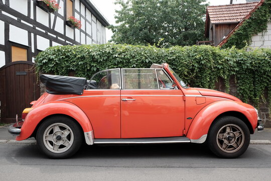 VW K&auml;fer 1303 Cabriolet von Karmann der Siebzigerjahre in Rot mit Leichtmetallfelgen am 27.07.2019 beim Oldtimertreffen Golden Oldies in Wettenberg Krofdorf-Gleiberg bei Gie&szlig;en in Hessen