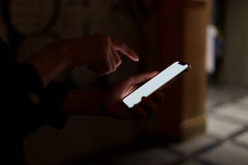 夜の街スマートフォンと手