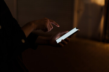 夜の街スマートフォンと手