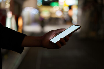 夜の街スマートフォンと手