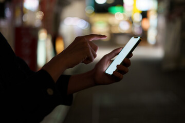 夜の街スマートフォンと手