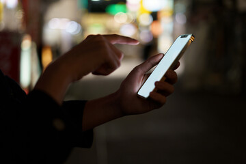 夜の街スマートフォンと手