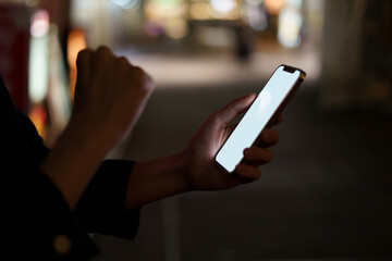 夜の街スマートフォンと手