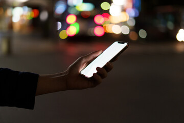 夜の街スマートフォンと手