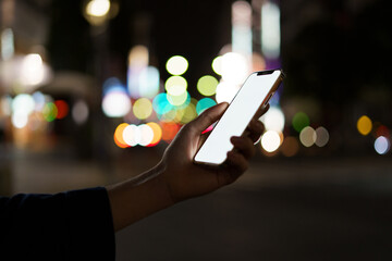 夜の街スマートフォンと手