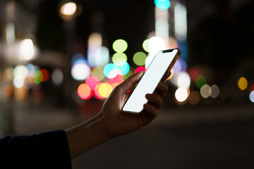 夜の街スマートフォンと手