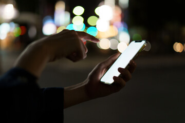 夜の街スマートフォンと手