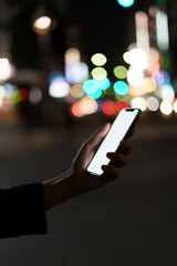 夜の街スマートフォンと手