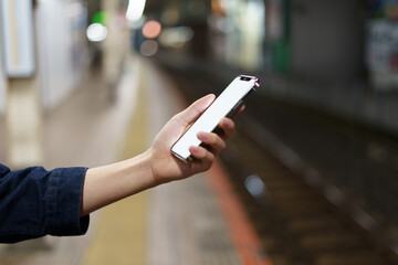 夜の街スマートフォンと手