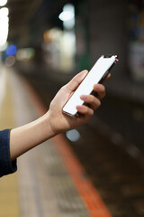 夜の街スマートフォンと手