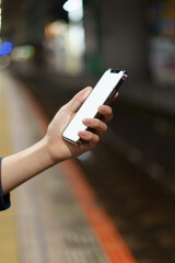 夜の街スマートフォンと手