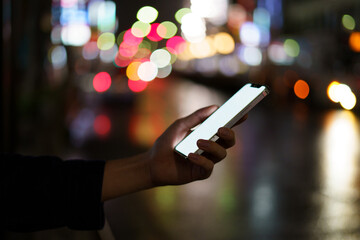 夜の街スマートフォンと手