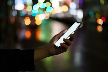 夜の街スマートフォンと手