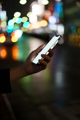 夜の街スマートフォンと手