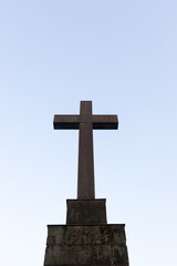 Großes Kreuz auf einem Friedhof