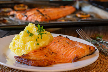 Fried salmon with mashed potatoes