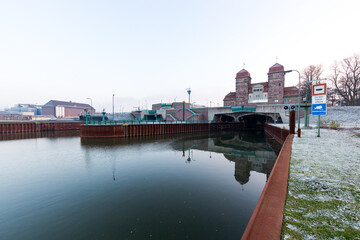 Naklejka premium Schachtschleuse vom Mittellandkanal und Fluss Weser in Minden