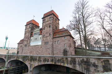 Fototapeta na wymiar Schachtschleuse vom Mittellandkanal und Fluss Weser in Minden