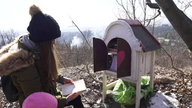 Forest library and view of the Kada-peak.