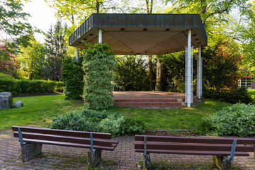 Kleines Amphitheater mit Sitzbänken in Minden, Deutschland