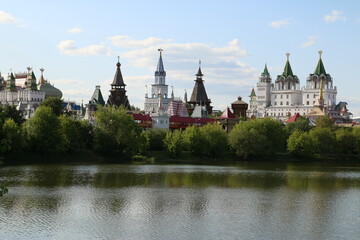 Fototapeta na wymiar view of the Izmailovsky kremlin across the lake moscow Russia summer