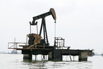 OIL: EXTRACTION IN VENEZUELA