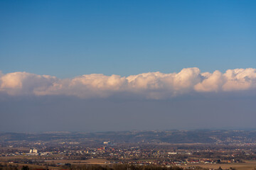 Eferdinger Becken mit Wolkendecke im Frühjahr