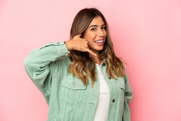 Obraz premium Young caucasian woman isolated showing a mobile phone call gesture with fingers.