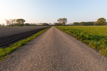 Feldweg zwischen Acker und Wiese © Christian Schwier
