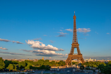 Fototapeta na wymiar Evening Rays of the Sun and Traffic Near the Eiffel Tower